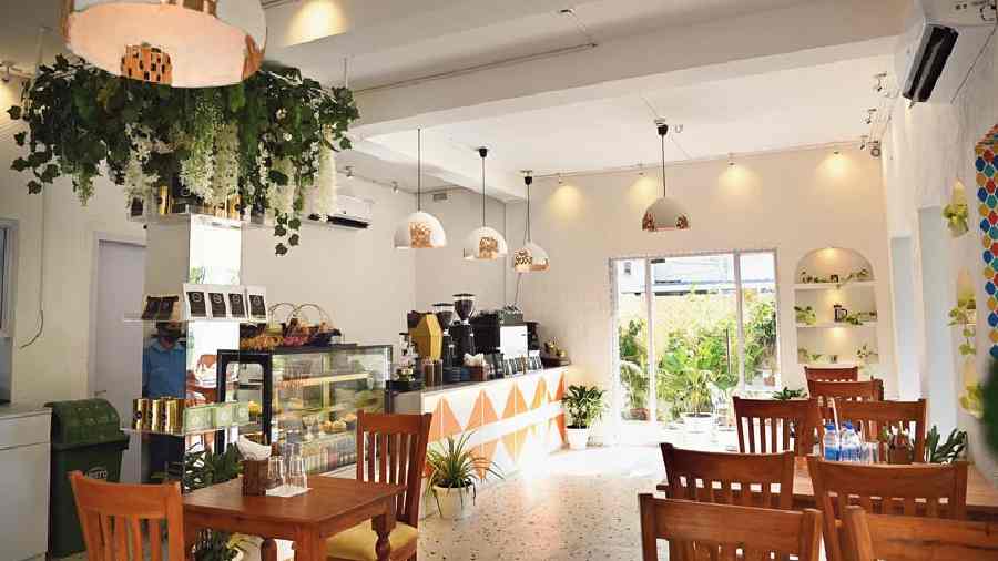 The vibe of the experience centre remains the same as the Ballygunge outlet. The white walls here have a different hand-touched texturing. Handmade jute and clay pendant dome lights, greens big and small, as well as simple wooden furniture are strewn across the property. The ground floor also has a dessert display, while the first floor has the chocolate and bread display kitchen.