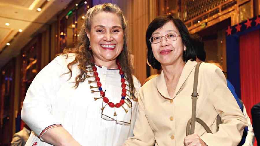 Melinda Pavek with Thai consul general Acharapan Yavaprapas