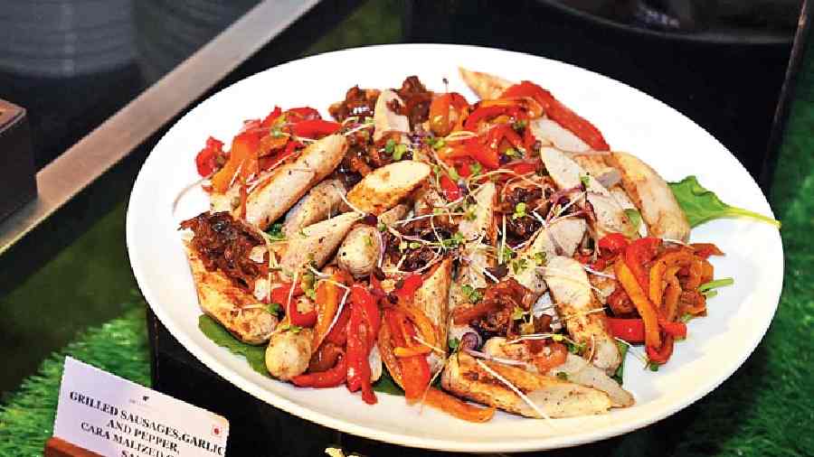 Grilled sausages, garlic and pepper, caramelised onion salad