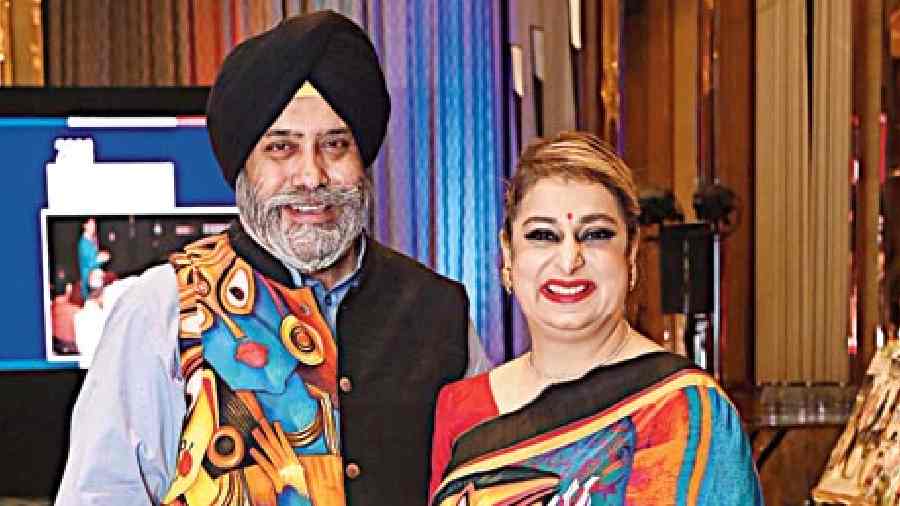 HEADTURNERS: New York-based Mridul Pathak in a sleeveless jacket with stars and stripes; Satnam Singh Ahluwalia and Gunnu in matching outfi