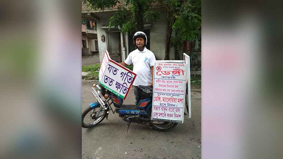 Sibu Das with placards on his bike