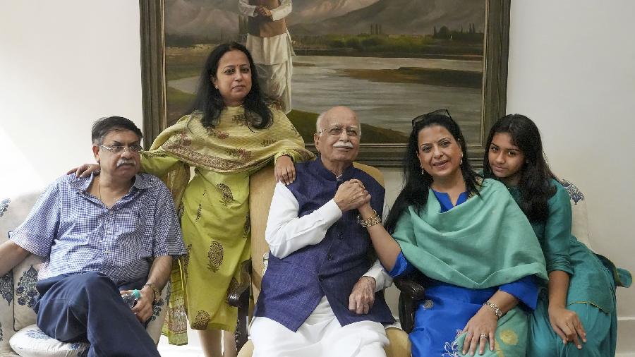 Advani with his family members during his 95th birthday celebrations at his residence in New Delhi