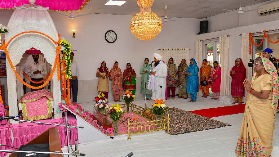 President Droupadi Murmu offers prayers to Guru Nanak Dev on the occasion of Gurpurab, at President’s Bodyguard Regimental Gurudwara in New Delhi on Tuesday