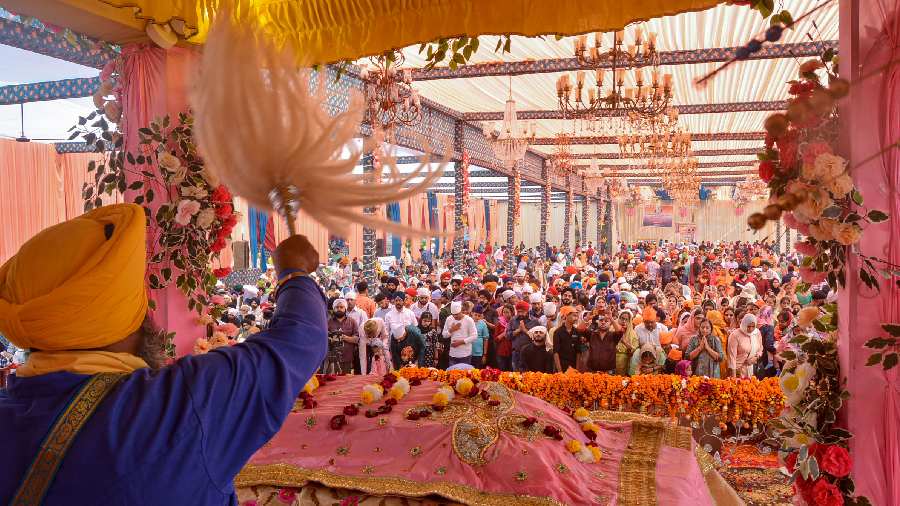 Devotees during 553rd birth anniversary celebrations of Guru Nanak Dev, in Kanpur