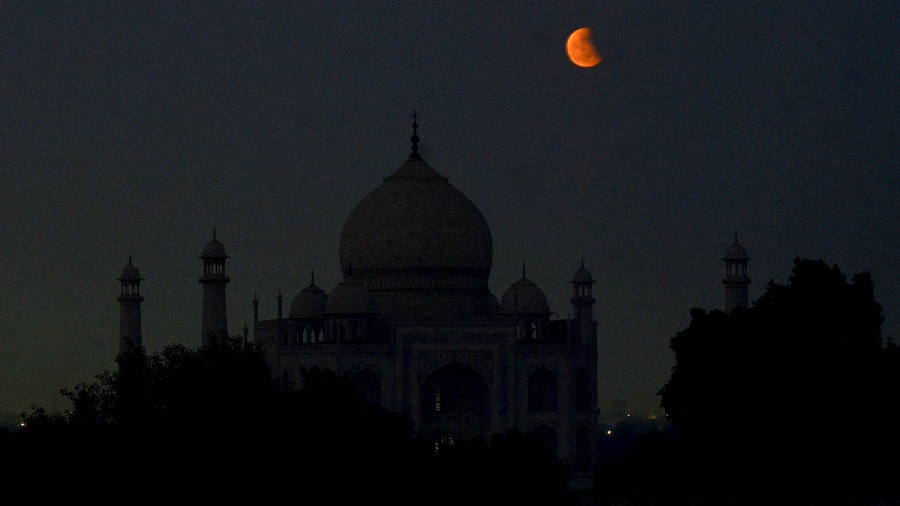 How beautiful the moon looked behind Taj Mahal in Agra