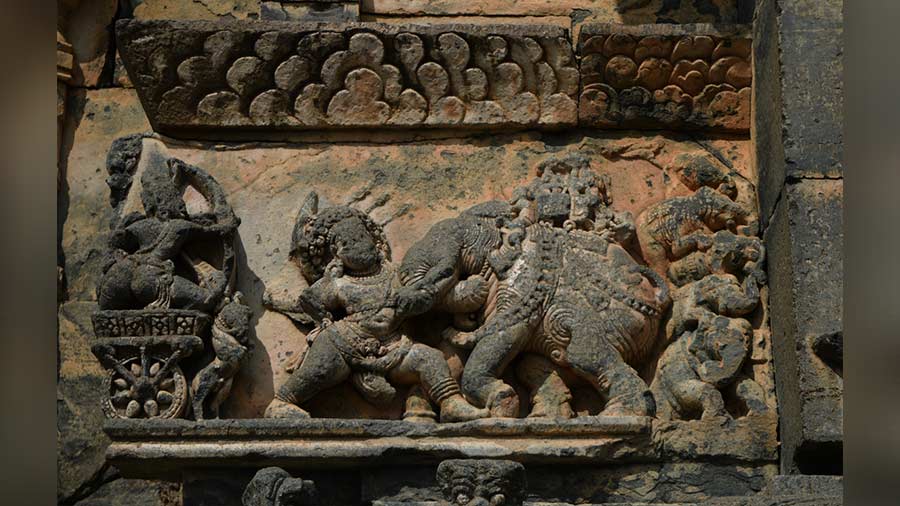 Bhim and Arjun fighting with Bhagadatta, Kashi Visveswara temple, Lakkundi