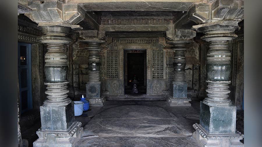 Common central hall with three shrines' entrance, Manikeshwara Temple, Lakkundi. Note the bell shaped pillars.