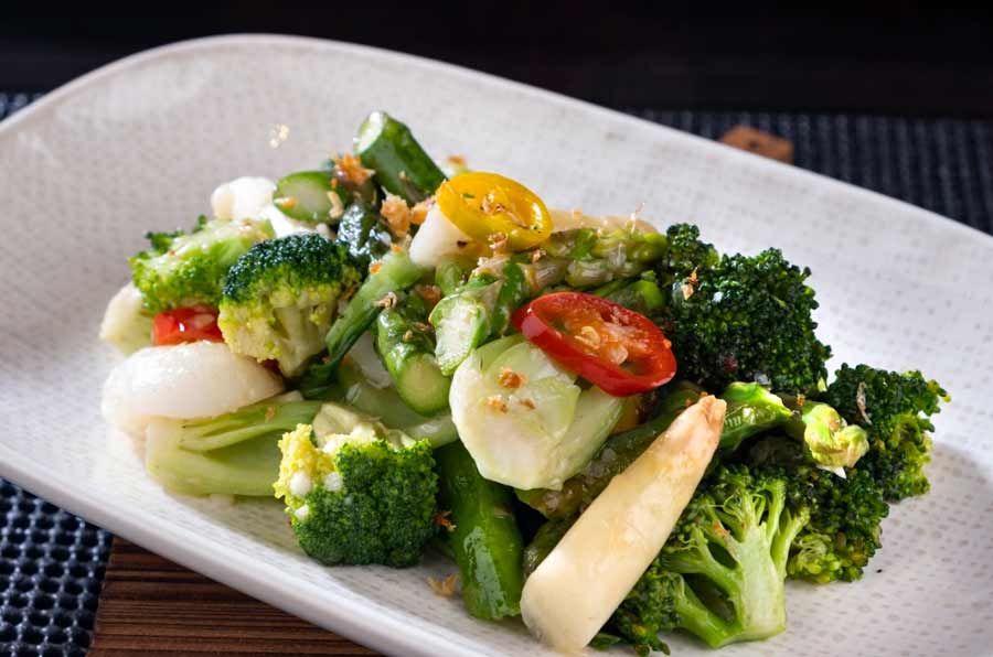 Harvest Green Salad from JW Marriott: Made with garden fresh romaine and iceberg lettuce, Granny Smith apples, broccoli, avocado and cucumber, the Harvest Green Salad from the star hotel on EM Bypass has a zesty kick, courtesy a luscious lemon vinaigrette dressing. It’s topped with pomegranate and walnuts for a much needed bite and a burst of freshness 
