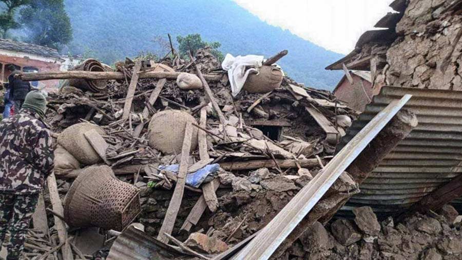 Indonesia quake kills 20