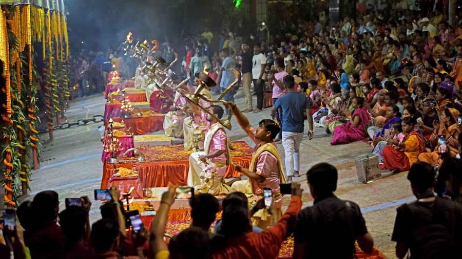 While the orchestra regales devotees with bhajans, the priests perform 11 different aartis in perfect unison