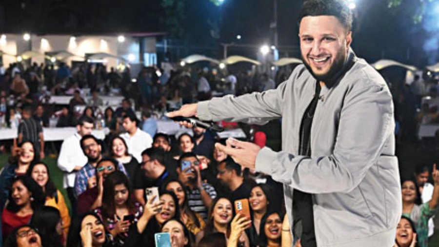 Fans were ecstatic when the singer encouraged them to sing along with him and even turned the microphone towards the crowd to catch their voices better.