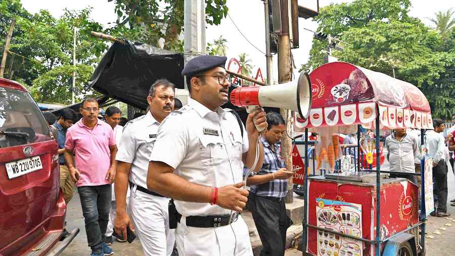 A cop announces the rules for hawkers during the survey on Wednesday