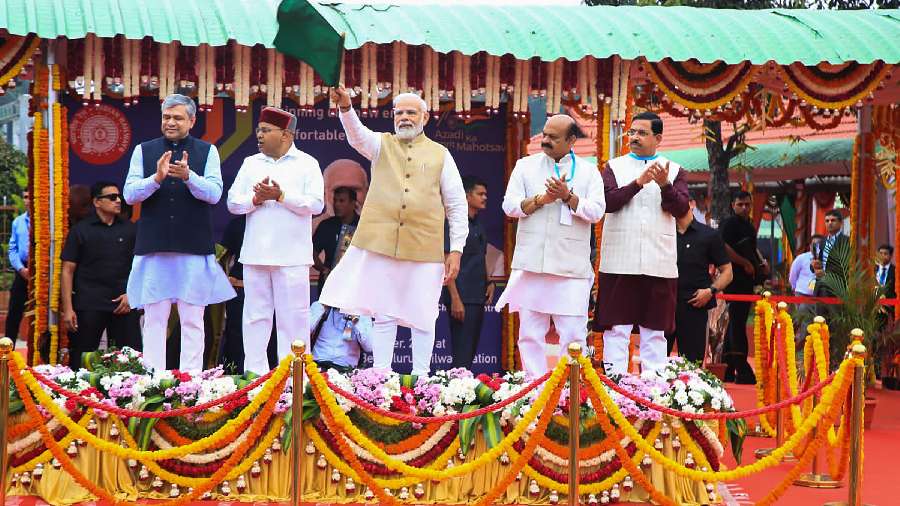 Bangalore - Prime Minister Narendra Modi stops car, waves at crowds and  supporters in Bangalore - Telegraph India