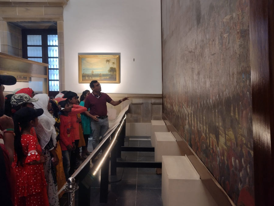 Students from Basulia Srikrishnapur Board Primary School, Purba Srikrishnapur, Haldia, visited Victoria Memorial Hall on November 11     