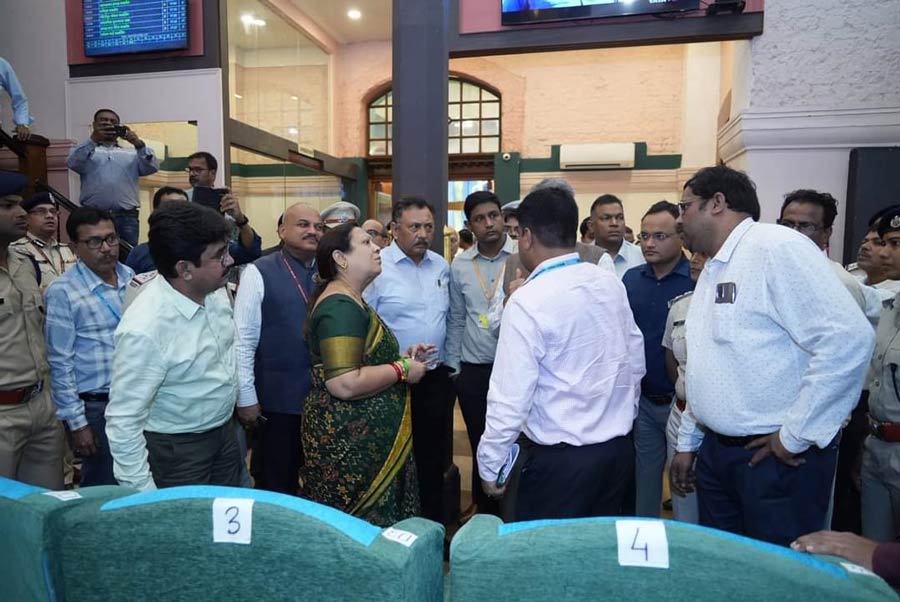 Darshana Jardosh, Minister of State for Railways and Textiles, in conversation with officials during her inspection of the executive lounge at Howrah Station on Saturday