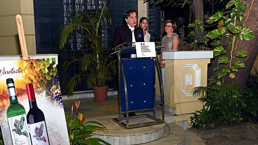 Le Consul général de France à Calcutta, Didier Talpain, s'adresse aux invités
