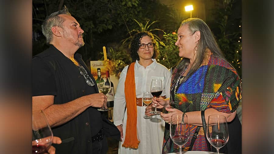 (R) Melinda Pavek, US consul general in Kolkata, in conversation with celebrity chef Shaun Kenworthy (L)
