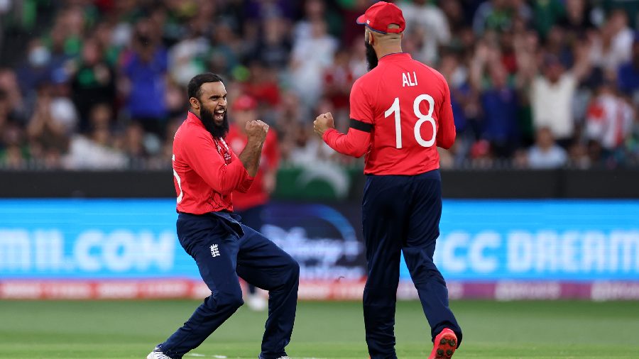 Adil Rashid cheers up as he gets the crucial wicket of Pakistan skipper