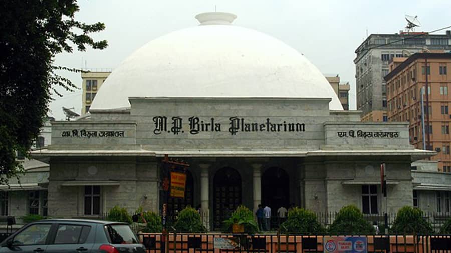 M.P. Birla Planetarium: A visit to the planetarium also means a quick stop at St. Paul’s Cathedral to soak in its serenity. The planetarium is the go-to place for minds inclined towards the fascinating aspects of astronomy. Catch a glimpse of the Milky Way or the Cosmic Collisions. The planetarium offers both online and offline ticket bookings and costs Rs 120 per head; and Rs 50 per head for students in a group of 25 or more. Children older than three years need a ticket and the timings are 12.30pm to 6.30pm