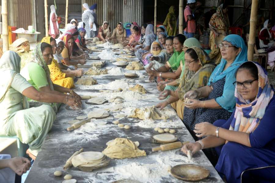 Devotees prepare food for ‘langar’ on the occasion of Guru Nanak Dev’s birth anniversary celebrations at Shahid Minar on Monday, November 7