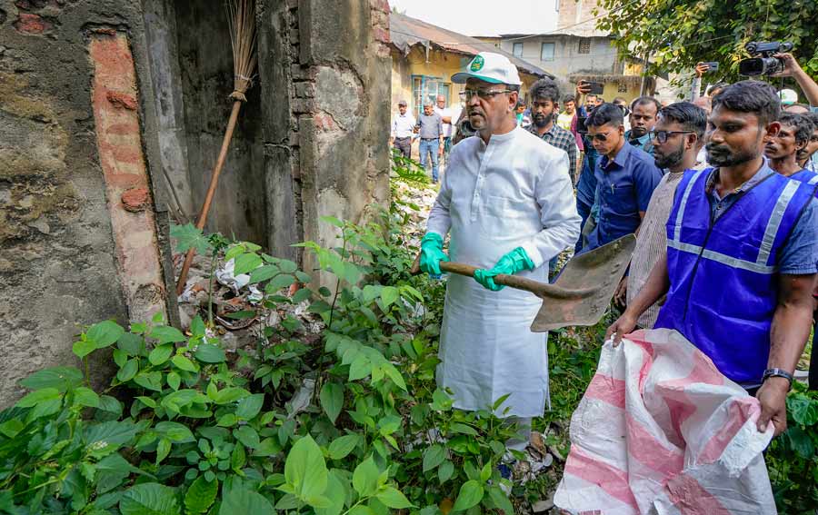 Mayor Firhad Hakim during a clean-up drive organised as part of an awareness campaign against dengue in Kolkata on November 9