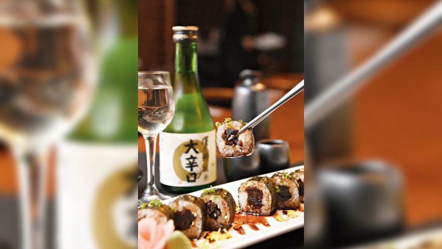 Sweet Shiitake Maki: Mushroom lovers rejoice! This shiitake sushi has a sweet and hot teriyaki sauce, and has a nice, chewy bite to it. Sesame seeds on top has a nice crunch to it.