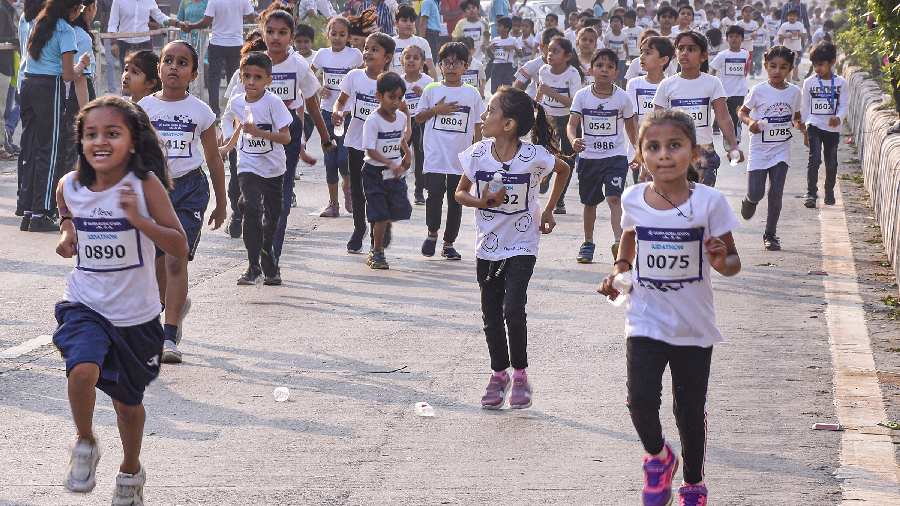 On the occasion of Children's Day, school students participate in the 'Kidathon' run in Surat. 