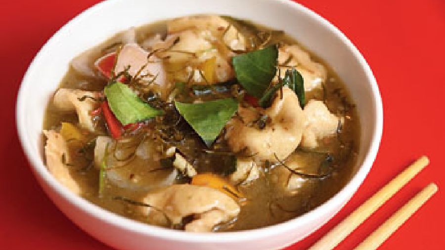 The must-try Ayan Hijau, is a spicy chicken dish slow cooked in green pepper sauce with gondhoraj lemon for fragrance.