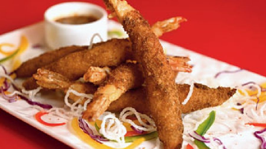 Made with Japanese panko crumb,crispy on the outside and soft inside, Evi Fry Prawns is served with homemade sweet chilli sauce