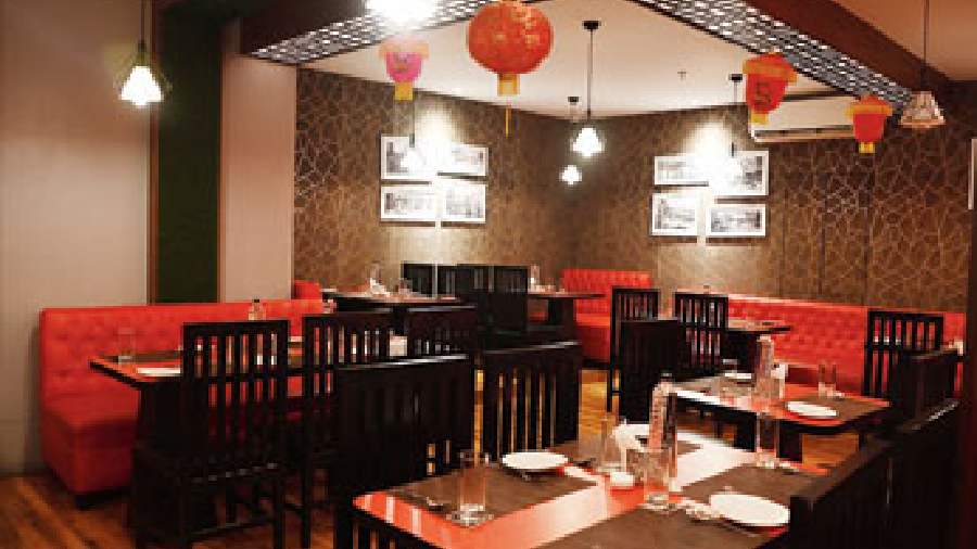  The interiors have the key elements of Chinese design elements and is spacious which reflects a sense of harmony in Chinese history, with warm red colours on walls. The oriental furniture and Chinese lanterns adds to the vibe