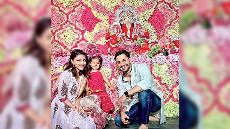 Soha Ali Khan and Kunal Kemmu with daughter Inaaya