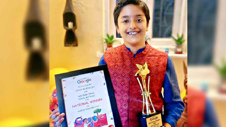 Shlok Mukherjee with his award