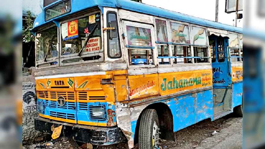Racing private bus runs over two on Howrah bridge