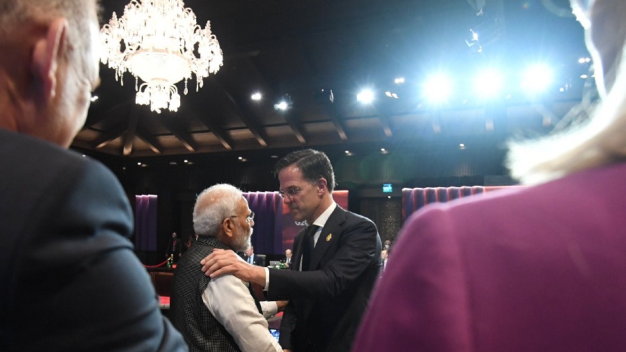 Netherlands Prime Minister Mark Rutte and Modi having conversation