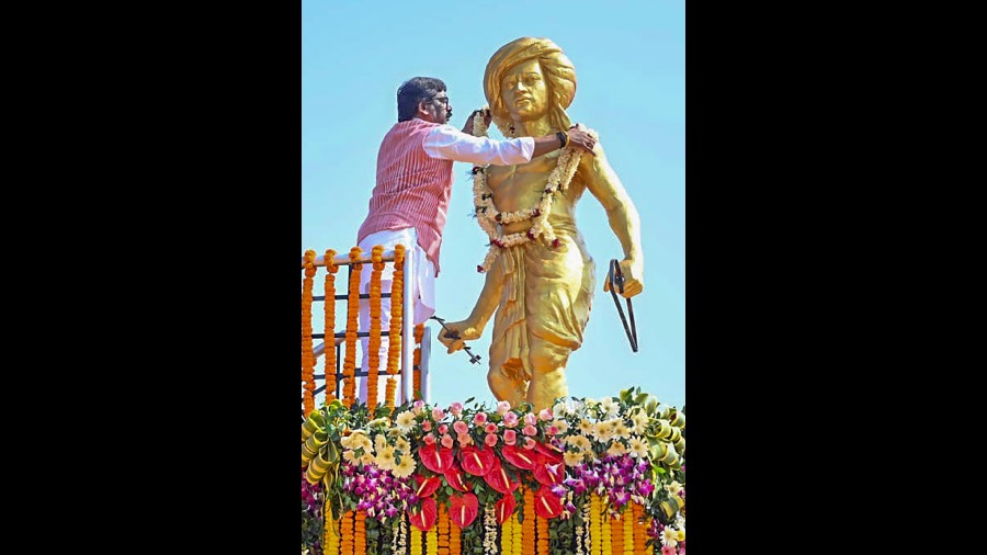 Jharkhand Chief Minister Hemant Soren pays homage to the freedom fighter at Ulihatu village in Khunti district. 