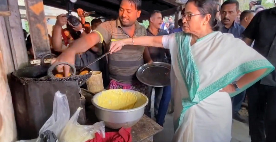 West Bengal chief minister Mamata Banerjee while visiting Jhargram to celebrate the birth anniversary of tribal freedom fighter Birsa Munda on Tuesday, stopped her convoy at a roadside tea stall and served pakoda to the people. She unveiled five statues of Birsa Munda virtually. She also distributed 1,000 dhamsa and madol (percussion instruments) among the tribals