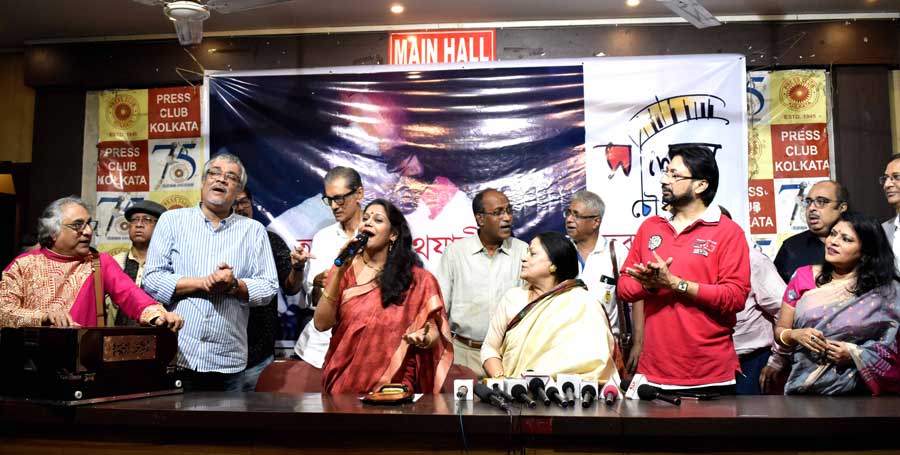 A press conference was organised at the Kolkata Press Club to mark legendary music director, lyricist, writer and poet Salil Chowdhury’s upcoming birth centenary in 2025. The event was attended by Kalyan Sen Barat, Srikanta Acharya, Antara Chowdhury, Haimanti Shukla and Manomay Bhattacharjee