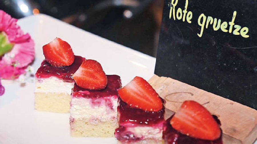Rote Gruetze (Red berry pudding)