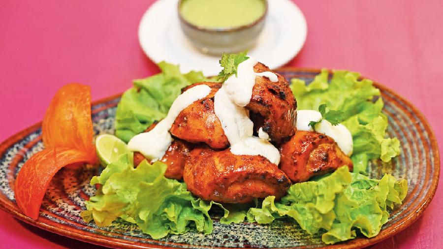Murgh Lal Surkh Tikka: This is a chef’s special where your regular Chicken Tikka has been innovated upon with new spices and a burst of flavours. The chicken is marinated with hung curd and a Thai marinade which not only makes it soft and delicious but also unique.