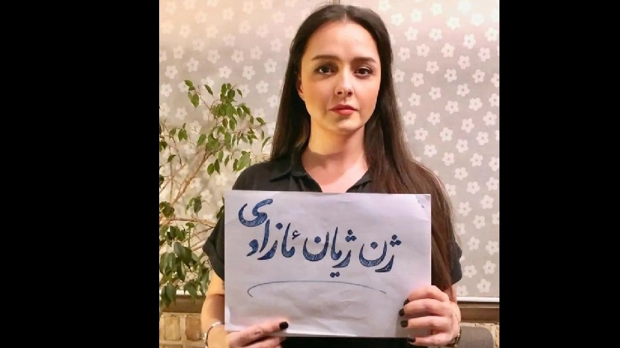 Iranian actress Taraneh Alidoosti posts picture without headscarf in solidarity with the Iranian protesters. 