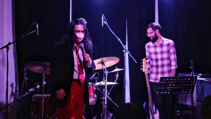 Susmit Biswas, emcee at Skinny Mo’s Jazz Club, suggested the first and last songs of the night and remarked that the night’s gig was a favourite because the band ‘stayed true to their word of creating a DIY gig’