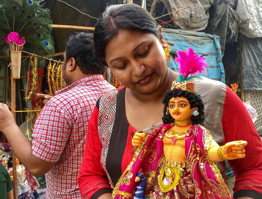 A woman takes home a Kartik idol