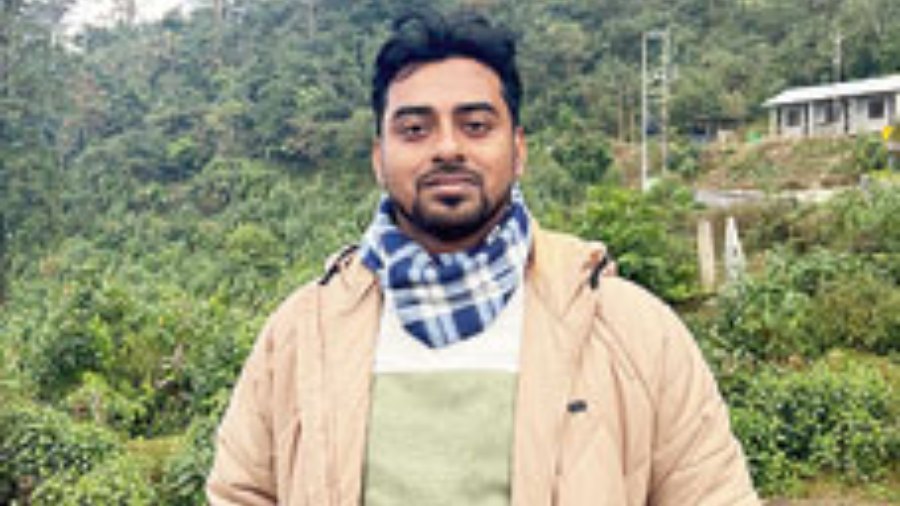 Aniket Bhattacharya, a botanist, shared his vast knowledge of the forest’s flora with the other hikers. He even discovered Selaginella, commonly known as ‘Sanjeevani Booti’ in Hindi, an incredibly rare herb that is currently considered endangered.