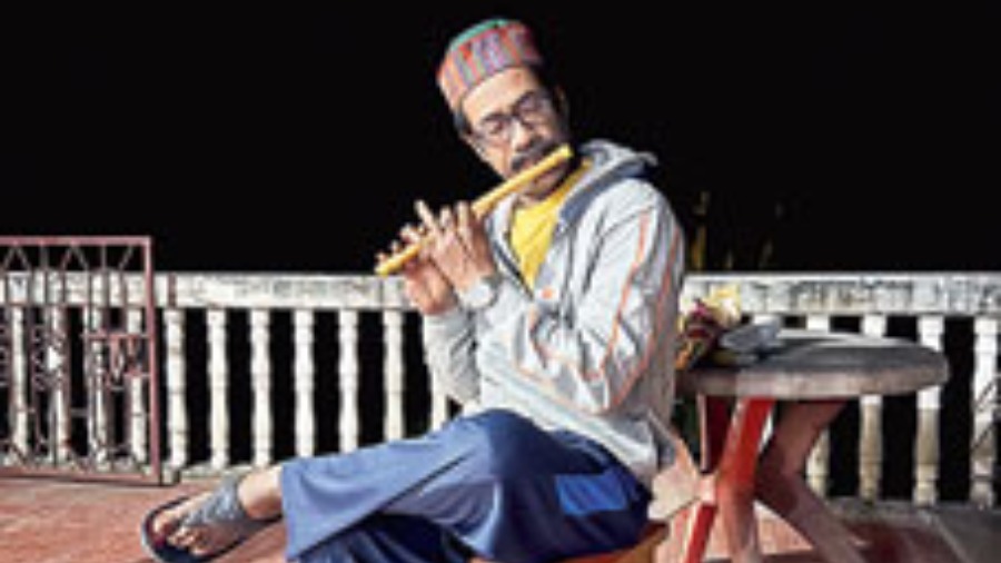 Sandip Dey, actor and art enthusiast, was spotted playing flute during the live painting session.