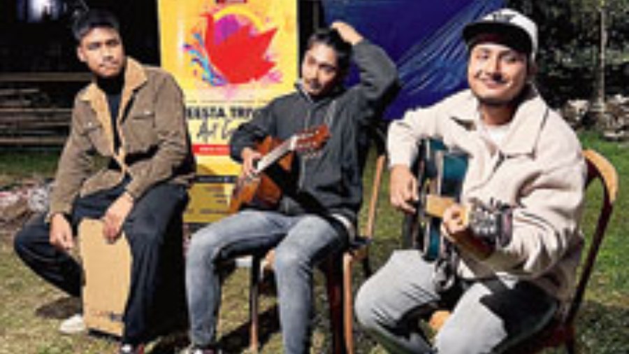 The evening kick-started with bonfire and barbecue, followed by live music performance by Arvind Sundas and Anil Chettri who entertained the audience with songs like Pasoori, Gulaabi aankhen and Ye shaam mastani.