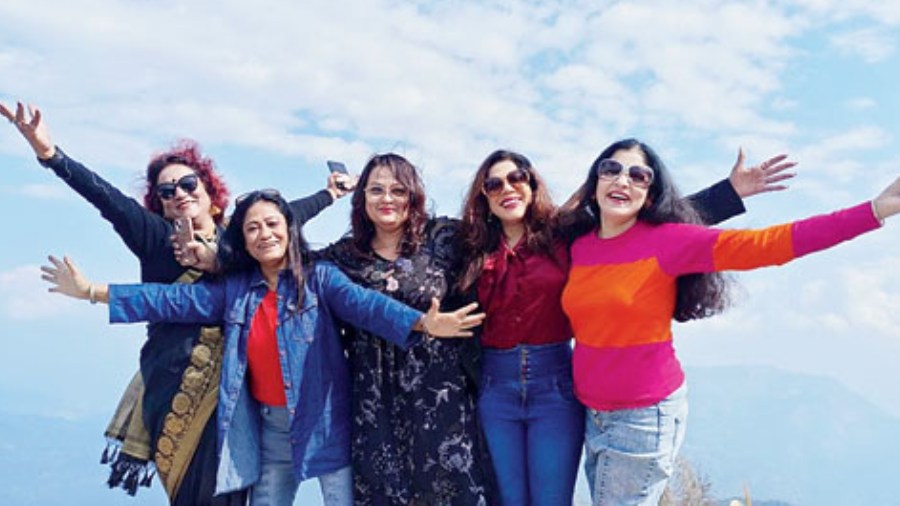(L-R) Madhuchhanda Tarafdar, Nargis Parveen, Aditi Bhattacharya, Nondinii Chatterjee and Pritha Chatterjee posed for The Telegraph during the photo tour.