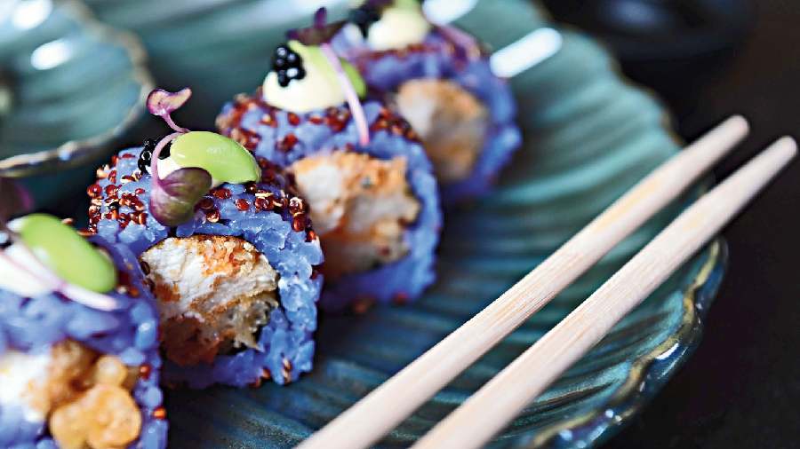 Crunchy Enoki Roll: A beautiful blue sushi courtesy butterfly pea tea that’s used to colour the rice, makes this so Instagrammable. The outer texture is crispy due to crunchy quinoa and the inside filling is that of a crispy fried enoki mushroom, cream cheese and truffle oil.