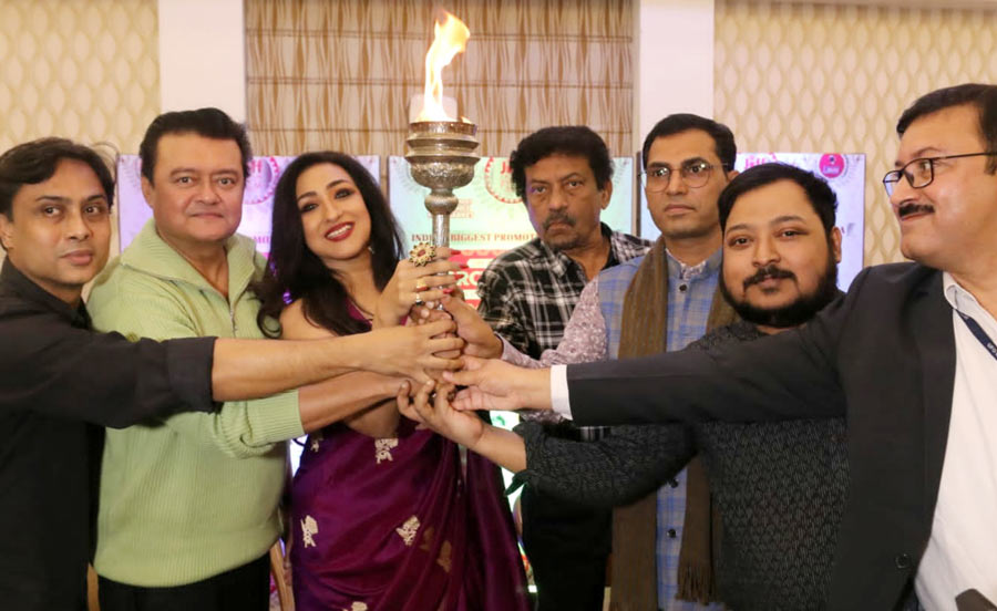 Actors Rituparna Sengupta, Saswata Chatterjee and director Gautam Ghose launch the torch campaign for the Jaipur International Film Festival’s Indian Panorama at Hotel Hindusthan International on November 18. With them were Hanu Roj, founder-director of JIFF, and other dignitaries