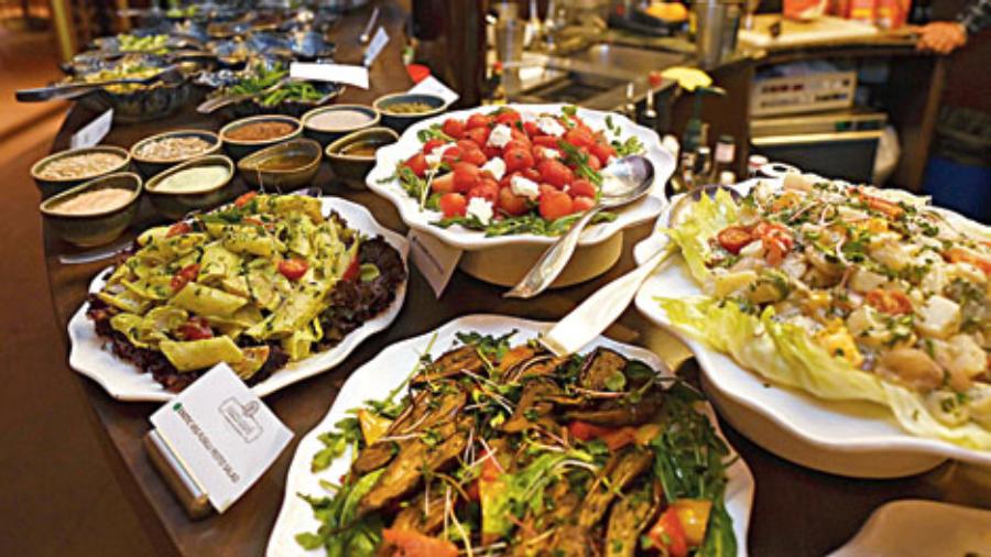 The salad bar at the Farzified Sunday Brunch is comprehensive to say the least. There are vegetarian options like the three-bean salad as well as non-vegetarian ones like the chicken tikka chaat and the hand-pulled lamb and grilled artichoke salad. We especially loved the lamb salad which had a balanced mix of both meat and veggies. You can make your own salad as well!