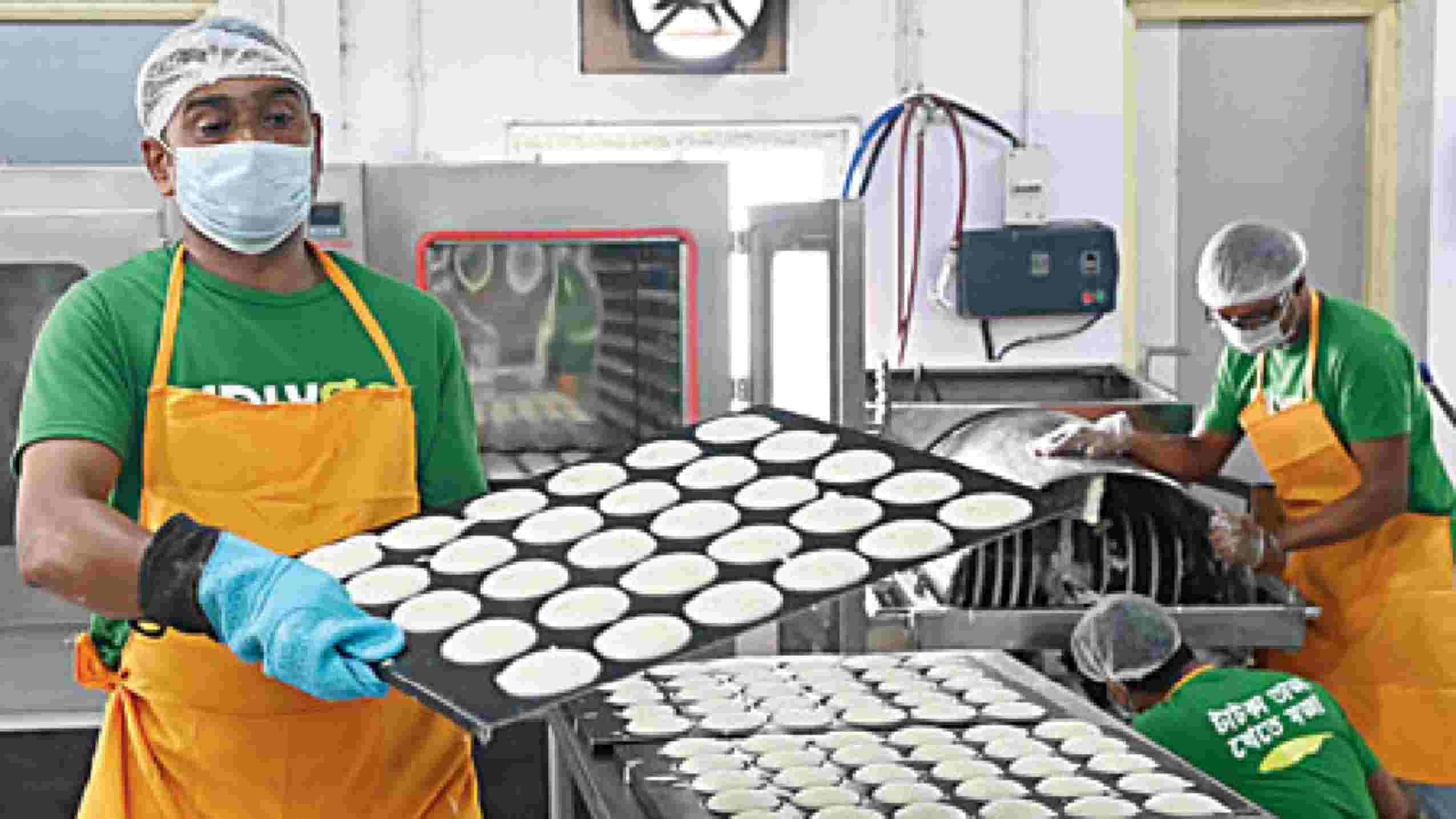 The cooked idlis are taken out from the steamer and made to rest for a couple of minutes before putting them into containers to be carried by the vendors on cycles